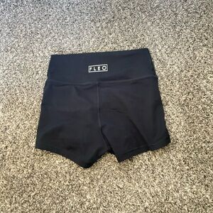 Fleo shorts size small